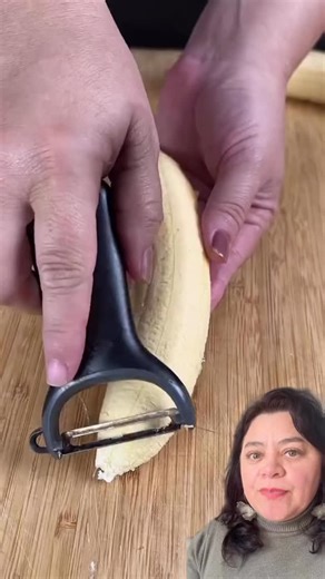 Chips de banana 🍌 💥Cortar a bananas em lâminas finas, colocar sobre um papel manteiga, colocar um pouco de sal e pimenta, levar ao forno 180 graus e retirar . quando estiver sequinha. #receitas #bananaclip | Melhores Receitas