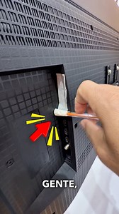 Te mostramos cómo transformar un televisor antiguo de 2010 o 2012 en un Smart TV usando solo un cable USB y tu celular. Conectamos el cable de carga del teléfono al puerto USB del TV, descargamos la app Lucando Ideias, y en pocos pasos el sistema convierte automáticamente tu TV antiguo en Smart. El control remoto original sigue funcionando con todas las funciones, incluyendo YouTube. | Primo Resolve