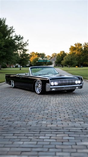 Rumo Certo Sp 🍀 on Instagram: "LINCOLN CONTINENTAL 1961 CONVERSÍVEL Elegância eterna com brutalidade V8 MEL 430ci (7.0L) entregando 600cv de puro luxo americano Projeto feito com 3D e IA #LincolnContinental #Lincoln1961 #V8Americano #ClassicCars #carrosclassicos"