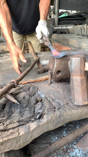 61K views · 3.6K reactions | see the process of making rubber harvesting tools, making the handle from scratch #blacksmith #blacksmitheindonesia #metalart #cleaning #warisanbudaya #blacksmithing #senikerajinan #kearifanbudayalokal | Wendi Zainudin | Facebook