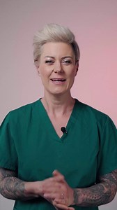 Was tun bei Schmerzen? 🩺 Doc Caro erklärt das OPQRST-Schema – ein einfacher Merksatz aus der Notfallmedizin, der hilft, Schmerzen systematisch zu beurteilen. Weil gutes Fragen oft der erste Schritt zur richtigen Hilfe ist! 💬❤️‍🩹 Doc Caro #DocCaro #VOX #RTLPlus #OPQRSTSchema | VOX