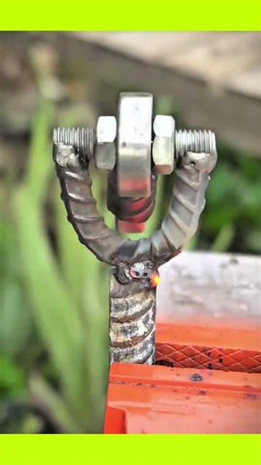 Motorcycle wheel shaft that is removed using an iron rod shock lock #lifehacks #steelwork #shorts