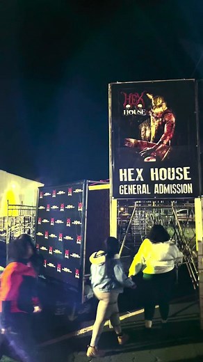 Did you know that Hex House is inspired by a real crime that took place in Tulsa during the 1940s 😳 Our official review of @tulsahexhouse: Scare Level: 😱😱😱😱 We give Hex House a 4 out of 5 on the scare scale! It's popular for a reason and definitely for the #bold. Not kid-friendly 🙅 Scariest Part: The workers grabbing your legs as you go through the haunt. Hex House is interactive and immersive, upping the scare factor big time! Our Tip: We went on a Sunday night when it was slower, and the