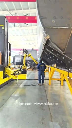 Our XZ axis rails with FANUC robot, enable automated welding of the cargo bed of sanitation vehicles