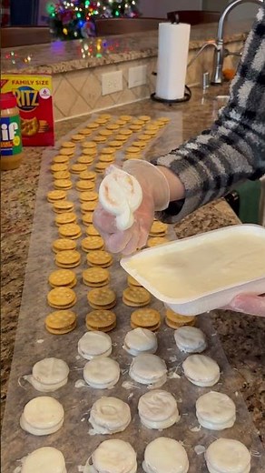 Ritz Cracker Cookies RECIPE on dinnerin321.com #cookies #easyrecipe #christmas #dessert #recipe #yum