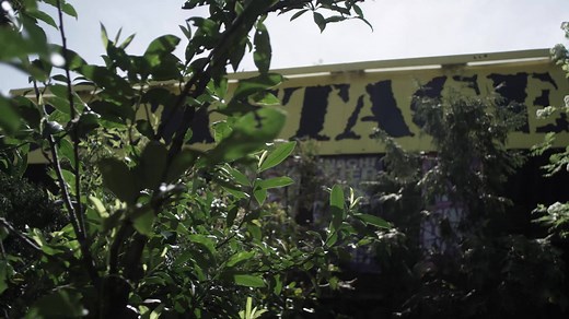 Liebe Leute, die alte Lady dümpelt seit nunmehr knapp 2 Monaten durch unwegsame Gewässer und leider ist noch lange kein Land in Sicht. Die laufenden Kosten haben zwar schon erheblich Schlagseite verursacht – dennoch gibt die Crew aber nicht auf und versucht, das sinkende Schiff über Wasser zu halten. Wie lange das noch geht, steht leider in den Sternen. Wir werden alles uns Mögliche machen, um bald wieder volle Fahrt aufnehmen zu können- bitten aber zur Überbrückung dieser schweren Zeit um eure 