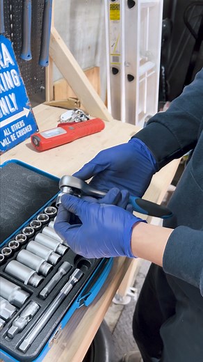 🔧 Keep your car running smoothly with Draper Tools! Watch our expert mechanic change an oil filter effortlessly. Check out our automotive range 👉 https://bit.pulse.ly/irctzswurt #DraperTools #MechanicLife #CarMaintenance #QualityTools | Draper Tools