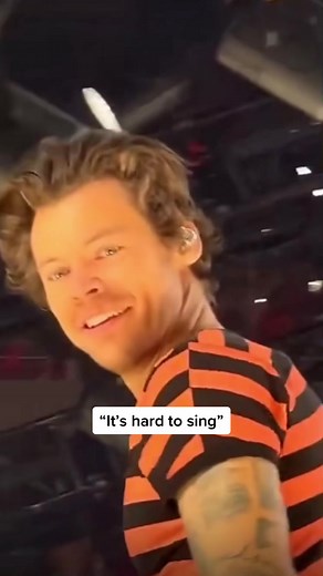 Harry answering a fan with a sing about Grapejuice #foryou #harry #harrystyles #grapejuice #harryshouse #loveontour