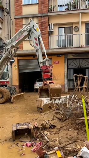 A surprisingly effective clean up strategy, this man is clearly an expert 💪😂 | UNILAD