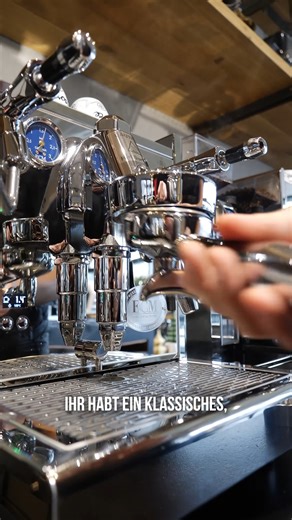 Dürfen wir vorstellen: Die Technika VI von ECM. 💎 Sie vereint alles, was Du von einer Premium-Siebträgermaschine erwartest: Tank oder Festwasseranschluss, ein fast heat-up System, die legendäre E61-Brühgruppe und ein integriertes PID – alles verpackt in ein edles, zeitlos schönes Design. ✨☕ 😍 Lust auf ein persönliches Kennenlernen? In unserer Vinothek kannst Du die Technika VI ganz in Ruhe anschauen und selbst ausprobieren. #DINZLER #ECM #TechnikaVI #Siebträgerliebe #Baristalife #EspressoArt #