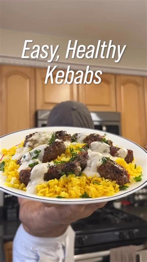 Juicy Kebobs in a pan that require NO bbq or skewers, and a homemade Kebab Sauce. High protein, low calorie, Perfect for meal prep and done in 20 minutes.👇🏼 - Kebabs: • 1 heaping cup lean ground beef (the leaner it is, the lower the calories) • 1 small onion, finely chopped • 1 red bell pepper, finely chopped • 1/3 cup cilantro, chopped • 1 tbsp minced garlic • 1 tsp minced ginger • Season with salt, pepper, paprika, cumin, and chili flakes • 1 tsp olive oil or spray (to cook) - Kebab Sauce: •