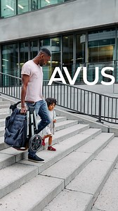 O carrinho de bebê Avus da ABC Design além de ser lindo, possui 2...