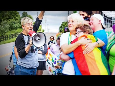 ‘Free Mom Hugs’ Offers a Mother’s Love to LGBTQ Community