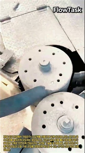 긴 집게를 활용한 고온 금속 판재 압연 및 냉각 기계 진입 과정 #worker #process #steel #manufacturing #factory