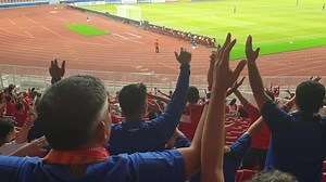 "Viking Clapping By Indonesia and Thailand Fans in Gelora Bung Karno Stadium. (Senayan)" จากอดีตจนถึงปัจจุบัน แฟนกีฬาจำนวนไม่น้อย มักติดภาพว่า แฟนฟุตบอลชาวอินโดนีเซีย มีความหัวรุนแรง ดูอันตราย และไม่น่ารัก แต่ความจริงแล้ว.. พวกเขาก็เป็นชาติที่มีแฟนบอล และแฟนกีฬาที่น่ารักไม่แพ้ใครเหมือนกันนะ นี่คือคลิปช่วงหนึ่งบนอัฒจันทร์กองเชียร์ในแมตช์ที่ทีมชาติไทย รุ่นอายุไม่เกิน 19 ปี กำลังลุ้นไปฟุตบอลโลก ยู-20 ปีหน้าที่ประเทศโปแลนด์ ได้มีแฟนฟุตบอลชาวอินโดนีเซียจำนวนมาก ร่วมเชียร์ ร่วมร้อง และร่วมปรบมือแบบไวก
