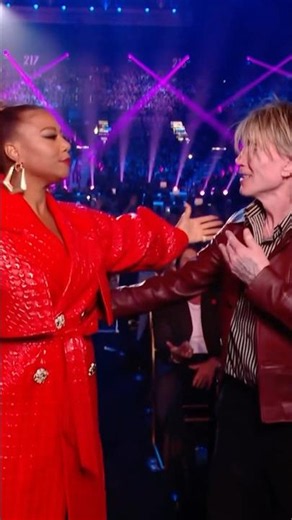 Queen Latifah had everyone singing "Iris" at @theamas 🙌 #amas