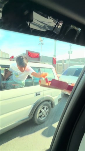 sa sobrang chismosa nakita din po namin na nalaglag yung ibang chicken sa likod, eatwell po sa pizza!