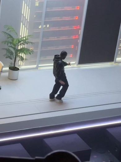 Drake Performing Nonstop and Dancing at Apollo Theatre