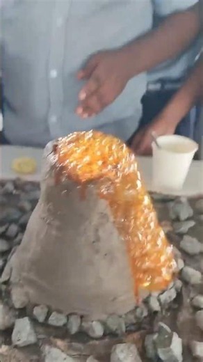 🌋 Watch this amazing volcano eruption science experiment #scienceexperiment #kidsscience