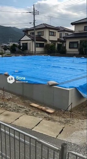 【定点観測⑪】基礎コンクリート打設後｜ブルーシートで養生中｜住宅建築の様子
