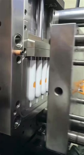 Injection molding machine in production#injection #molding #injectionmoldingmachine #injectionmolding #injectionmachine #plastic #plasticproducts #plasticinjectionmolding #plasticinjectionmachine #machine #plasticinjectionmoldingmachine #fyb #foryou #sourcefactory #plasticinjection #molds