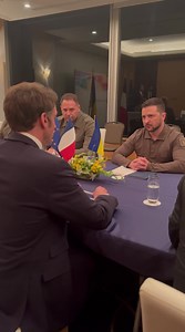 Un avion aux couleurs de la République française est arrivé à Hiroshima. À son bord, la délégation ukrainienne venue au G7 œuvrer avec nous et nos partenaires. Pour la victoire de l’Ukraine. Pour le retour de la paix en Europe. | Emmanuel Macron