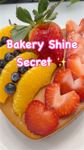 ✨ Easy Clear Fruit Glaze In a small saucepan, add ½ cup water. Sprinkle in 1 tablespoon sugar and 3 teaspoons (1 envelope) unflavored gelatin. Give it a quick stir and let it soak (bloom) for 10 minutes. Place over low heat and gently simmer just until dissolved — do not boil. Add 1 teaspoon vanilla, stir, and turn off the heat. Pour into a small glass bowl and let it cool. It should be cool but still slightly warm and fluid before using. 👉 Make sure the fruit is completely dry before dipping —
