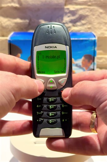 🤩 Legendarna Nokia 6210 • Premiera 2000 🗓️ • Ikona biznesu 💼 • Świetna bateria🔋 • Snake II na pokładzie 🐍 • Wytrzymała obudowa 💪 • Port IrDA 📶 Kto z Was miał ten model? #nokia #retroinbox #vintage #retro #gsm
