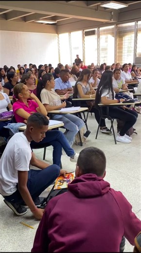 Bienvenida Anual 2024 con JU7📒🎉‼️ Hoy iniciamos clases en la @fcjpluzve . Los equipos de @ju7_cienciapolitica y @ju7derecho prepararon una sorpresa para empezar a lo grande este anual🙌🏻. Al salir de las aulas los estudiantes de derecho y ciencias políticas se acercaron a nuestra mesa amarilla donde los sorprendimos con una actividad recreativa 🥁.