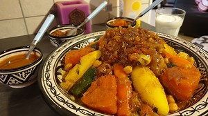 Couscous traditionnel Marocain du vendredi aux légumes étape par étape ! C’est une recette avec pas moins de 7 légumes frais préparés dans une sauce parfumée aux épices et qui seront réunis avec des raisins secs (tfaya) préparé chaque vendredi chez nous au Maroc ! | La cuisine de Hayat