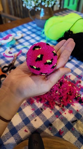 62K views · 102 reactions | Leopard print. A super simple way to add a pattern to a Pom Pom! Making this Pom Pom reminded me of a custom order I received in 2018 requesting 100 tiny tiny leopard print Pom Poms. I was pregnant and trying to finish all my orders before the baby came. Well I think I was making and sending off orders up until the day I went into labour  Leopard print tutorial is next to drop on my paid subscription very soon ❤️ | Fat Pom Poms | Facebook