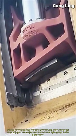 초강력 유압 절단기로 금속 파이프 깔끔하게 잘라내기 #worker #process #cutting #steel #machinery