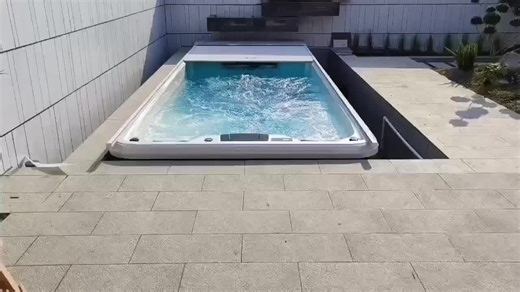 Intelligent Automatic Pool Cover for Endless Swimming Pools