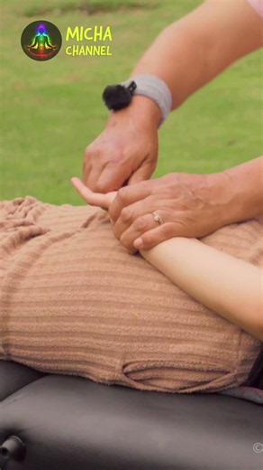 Masaje energético de cuerpo completo | Ritual curativo con plantas medicinales para ASMR #shorts
