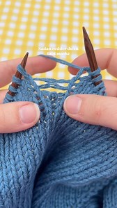 Det er en rigtig god idé at lære at samle en tabt maske op, når man skal lære at strikke 🧶 Det ser farligt ud - lige indtil man opdager, at det faktisk ikke er særlig kompliceret at redde igen 🫶🏻 Jeg bruger enten en hæklenål (i sær hvis den skal samles op langt nede) eller højre strikkepind til at få fat i masken og så samle næste lænke op, én ad gangen, indtil masken igen sidder på pinden, så man kan strikke videre 🫶🏻 OBS: Sørg for at masken lander rigtigt på pinden. Hvis den bliver sat fo