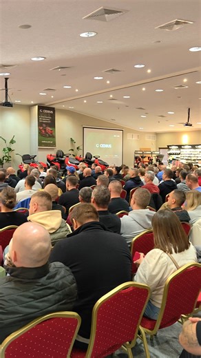 Tegoroczne szkolenia Cedrus dobiegły końca! 📖 Za nami 3 dni szkoleń, podczas których mieliśmy okazję zaprezentować naszą ofertę przedsezonową oraz pełną gamę maszyn ogrodniczych Cedrus. Dziękujemy za wszystkie rozmowy, wymianę doświadczeń i inspirujące przemyślenia 🌱 To właśnie dzięki takim spotkaniom możemy jeszcze lepiej dopasowywać naszą ofertę do potrzeb Klientów. Do zobaczenia na kolejnych wydarzeniach! 💪 A tymczasem... przeżyjmy to jeszcze raz! | Cedrus