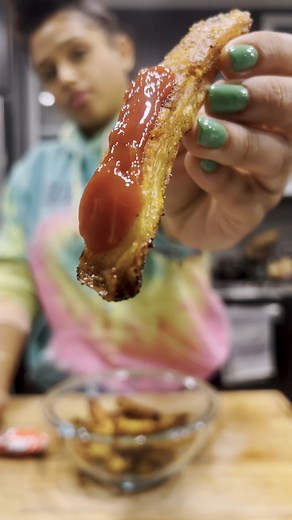 Aprende a hacer papas fritas crujientes como todo un profesional con esta receta paso a paso. ¡Son perfectas para compartir en una cena en familia! INGREDIENTES: 4 papas grandes 2 cucharadas de aceite de oliva 1 cucharadita de ajo en polvo 1 cucharadita de paprika Sal y pimienta al gusto ¿Te animas a prepararlas? ¡Cuéntanos cómo te quedaron en los comentarios! 🌟 | Tastemade Español