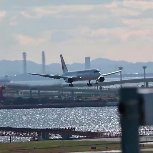 767 来た〜😆【羽田第1ターミナル】