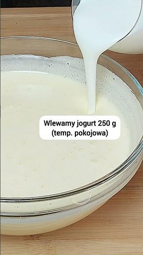 Placek jogurtowy z truskawkami i kruszonką