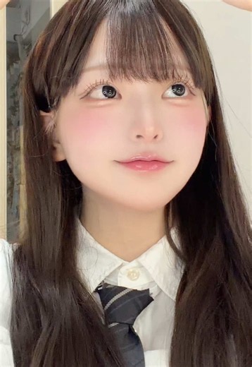 中学の頃の出来事なのですが、自分を変えたいと思って突然コンタクトに変えた日がありまして、デビューしてみたら、クラスの目が600個くらいに見えて怖くなり、次の日からまたメガネ生活に戻し安心。それもまた、思い出深い。でも、いま思えば怖さとは知らないだけなのかもしれません。