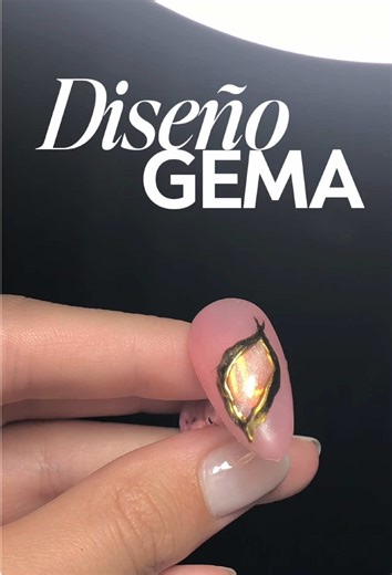 ✨ Tutorial del diseño Gema en uñas 1️⃣ Elegir un tono de base y darle las capas necesarias (yo coloqué tres) y secar en cabina entre capa y capa. 2️⃣ Aplicar una capa de top mate y secar 60 segundos en cabina. 3️⃣ Con una lima buffer, limar suavemente la superficie para quitar el brillo y retirar el excedente de polvo. 4️⃣ Con un liner y top coat, hacer una mancha en el centro de la uña y secar 30 segundos en cabina (es importante que sea 30 segundos). 5️⃣ Elegir un polvo de tu preferencia y fro
