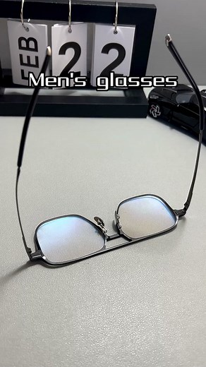 Trendy Men's Glasses for 2023 | USA Style