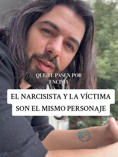Para que exista un narcisista, tiene que existir alguien manipulable. No es casualidad. Es un pacto inconsciente. La víctima y el narcisista nacen de la misma herida. Son dos formas distintas de observar el mismo dolor. Uno se para en el lugar del bueno. El otro se para en el lugar del malo. Los dos, en automático. El día que dejás de creerte el personaje de la película, nadie te puede manipular. No porque cambió el otro. Porque vos dejaste de darle ese lugar. 🔑 Si querés dejar de repetir el mi