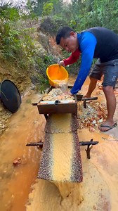 1.1M views · 9.6K reactions | creative ideas for mining gold with ancient equipment #creativeideas #goldmining #equipment #idecreative #goldpanning #golddiscovery #goldprospecting #goldhunter #goldriver #goldrush #goldsluice #sluicebox #goldenriver #videounik #videoviral | Nepri Andries | Facebook