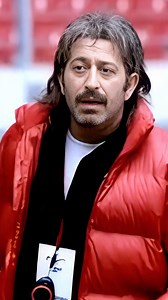 🏟️ Cem Yılmaz’dan Galatasaray’ın Yeni Stadı Türk Telekom Arena’ya Efsanevi Reklam! 🦁🎬 2011 yılının ocak ayında Galatasaray’ın yeni evi Türk Telekom Arena açılırken, taraftarları hem gururlandıran hem de kahkahalara boğan bir reklam filmi ortaya çıktı. Reklamda mizahın usta ismi Cem Yılmaz, Galatasaray’ın yıldız futbolcularıyla birlikte sahada göründü ve futbolun heyecanıyla komediyi kusursuzca harmanladı! ⚽ Sahanın Kaptanlarıyla Kamera Karşısında! Reklamda takım kaptanları Arda Turan ve Ayhan