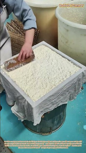 Pressage du tofu : mise en forme manuelle de la caillé dans un moule traditionnel
