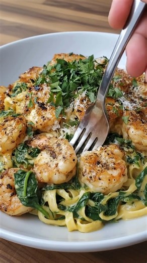The perfect dinner exists, and here it is! 🤤 This Shrimp Alfredo with Spinach is the perfect balance of savory shrimp, fresh spinach, and an incredibly creamy Alfredo sauce. The full, detailed recipe is waiting for you in our previous post on our page! Don't miss out. 😉 | Cravings recipes