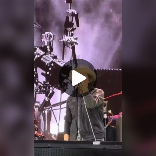 @The Killers brought out @Pearl Jam’s Eddie Vedder as they ripped through their cover of Tom’s “The Waiting” at the Ohana Festival in Dana Point this past week. #thekillers #pearljam #ohanafest