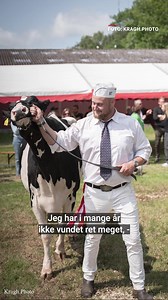 Simone har det flotteste yver på Sjælland 🍒 Koen, der indtil for nylig blot gik under nummeret 03614, blev kåret som Miss Sjælland på Roskilde Dyrskue. - Simone er der, hvor yveret og kroppen passer perfekt sammen. Hun er i sin absolut bedste form, fortæller en stolt Rasmus Bülow, der er driftsleder på Lynggaarden i Skee. | TV2 ØST