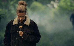 Lejos de Cole Sprouse y Riverdale, Lili Reinhart triunfa en Prime Video